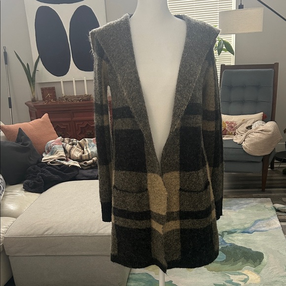 Cyrus Black and Tan Knitwear - Picture 4 of 12